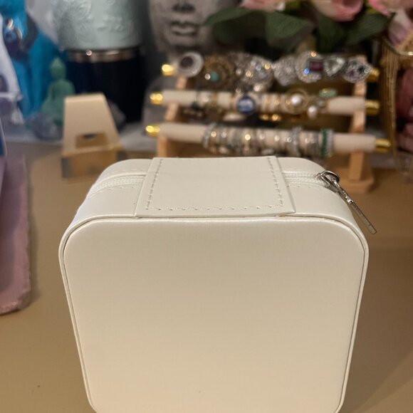 Bride Jewelry Travel Case - Picture 3 of 5